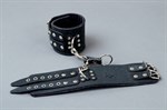 Широкие чёрные кожаные наручники - фото 466923