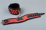 Фигурные красно-чёрные наручники с клёпками - фото 1359484