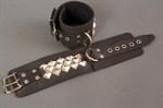 Широкие наручники с квадропуклями - фото 191822