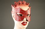 Красная кожаная маска с заклёпками - фото 11649