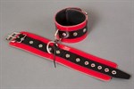 Красные лакированные наручники с клёпками - фото 1359529