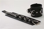 Подшитые чёрные наручники с пряжкой и 3 сварными D-кольцами - фото 138151