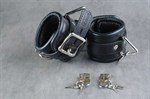 Чёрные подвёрнутые наручники из кожи - фото 138157