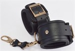 Черные кожаные наручники с золотистыми пряжками и карабином - фото 1338884