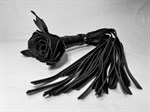 Черная кожаная плеть с розой в рукояти - 40 см. - фото 1344451