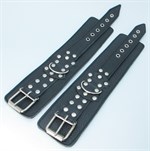 Чёрные наручники из кожи с пряжкой - фото 1389467