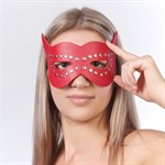 Красная маска на глаза с разрезами и заклепками - фото 1414723