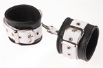 Чёрно-белые кожаные наручники с ремешком с двумя карабинами - фото 215801