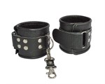 Чёрные кожаные наручники с ремешком с двумя карабинами - фото 1334512