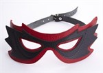 Чёрно-красная маска с прорезями для глаз - фото 237365