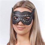 Чёрная кожаная маска с клёпками и прорезями для глаз - фото 140764