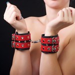 Красно-чёрные наручники из кожи - фото 467426