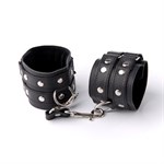 Чёрные наручники с клёпками - фото 140773