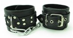 Чёрные наручники из кожи с пряжками - фото 1389969
