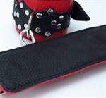 Красные наручники с чёрными проклёпанными ремешками с пряжкой - фото 1389972