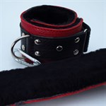 Красно-чёрные кожаные наручники с меховым подкладом - фото 1389993