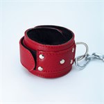 Красные кожаные наручники с меховым подкладом - фото 1389996