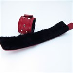 Красные кожаные наручники с меховым подкладом - фото 1389997