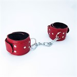 Красные кожаные наручники с меховым подкладом - фото 311945