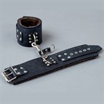 Широкие кожаные наручники на меху - фото 467589