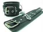 Черные кожаные наручники с пряжкой - фото 1390353