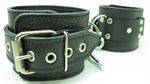 Черные кожаные наручники с пряжкой - фото 1390354