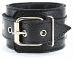 Черные кожаные наручники с пряжкой - фото 1334693