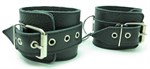 Черные кожаные наручники с пряжкой - фото 312641