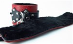 Красно-черные наручники c меховой подкладкой - фото 1390501
