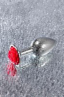 Серебристая анальная втулка с красной розочкой - 8 см. - фото 1379437