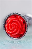 Серебристая анальная втулка с красной розочкой - 8 см. - фото 1379440