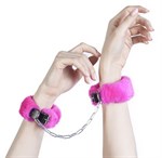 Кожаные наручники со съемной розовой опушкой - фото 1379977