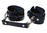 Черные кожаные наручники с соединением на карабинах - фото 1379989