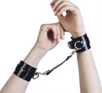 Черные кожаные наручники с соединением на карабинах - фото 1379990