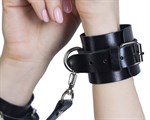 Черные кожаные наручники с соединением на карабинах - фото 1379991