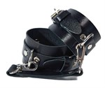 Черные кожаные наручники с соединением на карабинах - фото 1379992