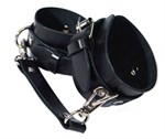 Черные кожаные наручники с соединением на карабинах - фото 1379988