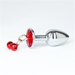 Серебристая анальная пробка с колокольчиками и красным кристаллом - 7 см. - фото 1436638