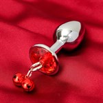 Серебристая анальная пробка с колокольчиками и красным кристаллом - 7 см. - фото 1424259