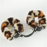 Черные кожаные наручники со съемной леопардовой опушкой - фото 1421562