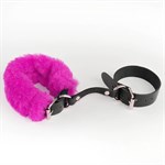 Черные кожаные наручники со съемной ярко-розовой опушкой - фото 1421565