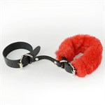 Черные кожаные наручники со съемной красной опушкой - фото 1421639