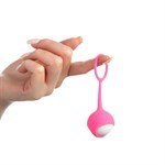 Белый вагинальный шарик в розовой оболочке - фото 1430221