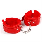 Красные наручники с меховой подкладкой и ремешками - фото 1425997