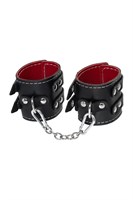 Черные кожаные наручники с двумя ремнями и красной подкладкой - фото 1432561