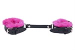 Черные базовые наручники из кожи с розовой опушкой - фото 1433952