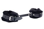Черные базовые наручники из кожи с опушкой - фото 1433957