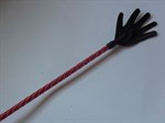 Короткий красный плетеный стек с наконечником-ладошкой - 70 см. - фото 1359998