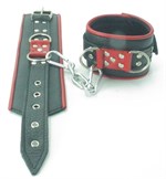 Широкие черные наручники с красным декором - фото 1392146
