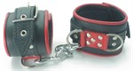 Широкие черные наручники с красным декором - фото 1392145
